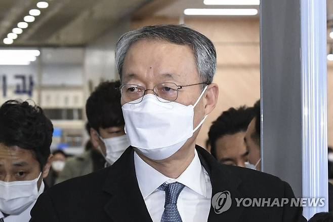 백운규 전 장관 영장실질심사 (대전=연합뉴스) 김준범 기자 = 월성 1호기 원전 경제성 평가 조작에 관여한 혐의 등을 받는 백운규 전 산업통상자원부(산업부) 장관이 8일 오후 구속 전 피의자 심문(영장실질심사)을 받기 위해 대전지방법원 법정으로 이동하고 있다. 2021.2.8 psykims@yna.co.kr