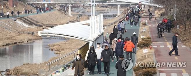 산책하는 시민들 [연합뉴스 자료사진]