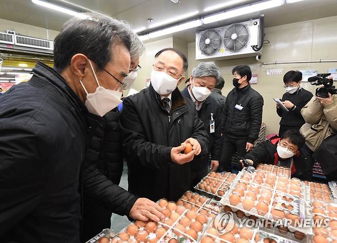 계란 살펴보는 홍남기 부총리 (서울=연합뉴스) 홍남기 경제부총리 겸 기획재정부 장관(왼쪽 두 번째)이 설 명절을 앞둔 9일 서울 도봉구 창동 소재 농협하나로마트 매장에서 계란을 살펴보고 있다. 2021.2.9       [기획재정부 제공. 재판매 및 DB 금지] photo@yna.co.kr