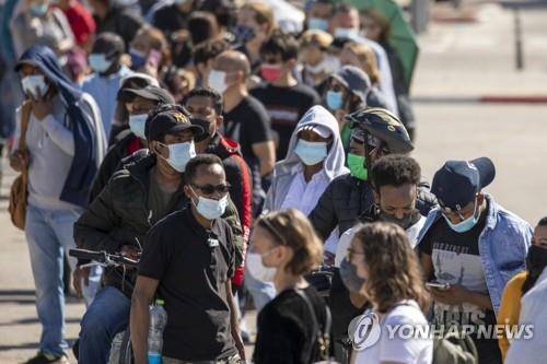 코로나19 백신 접종 기다리는 텔아비브 거주 망명신청자와 외국인 이주 노동자 [AP=연합뉴스]