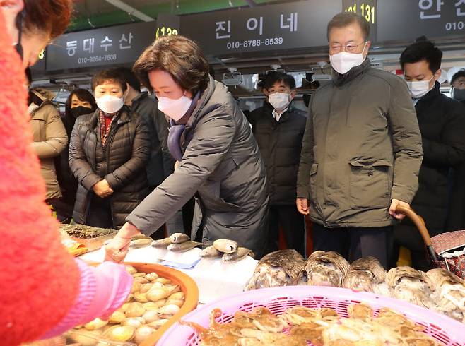 문재인 대통령과 부인 김정숙 여사가 10일 오전 인천시 남동구 소래포구 전통어시장을 방문, 상점에서 조개를 구입하고 있다. (사진=연합뉴스)