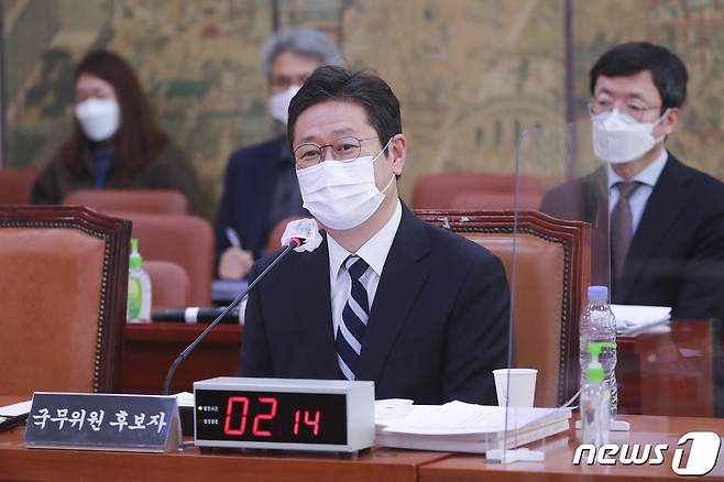 황희 문화체육관광부 장관 후보자가 9일 오전 서울 여의도 국회 문체위에서 열린 인사청문회에서 의원질의에 답하고 있다. 2021.2.9/뉴스1 © News1 박세연 기자
