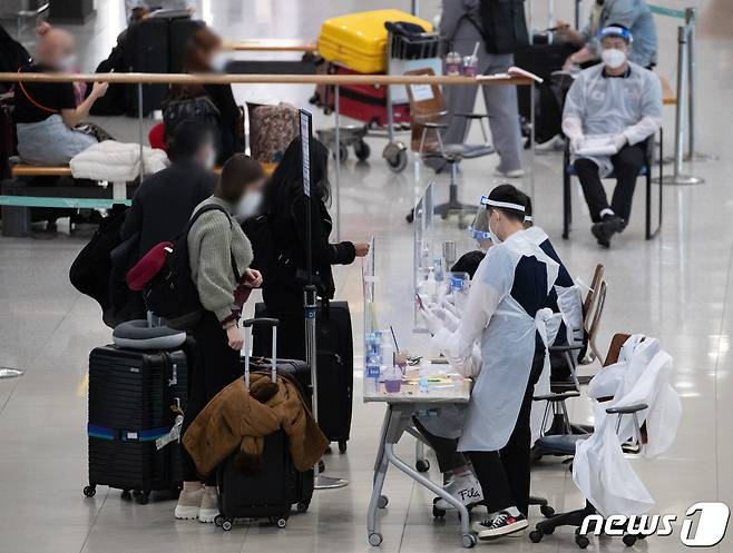 인천국제공항 제1여객터미널에서 해외입국자들이 공항을 나서고 있다.© News1 이재명 기자