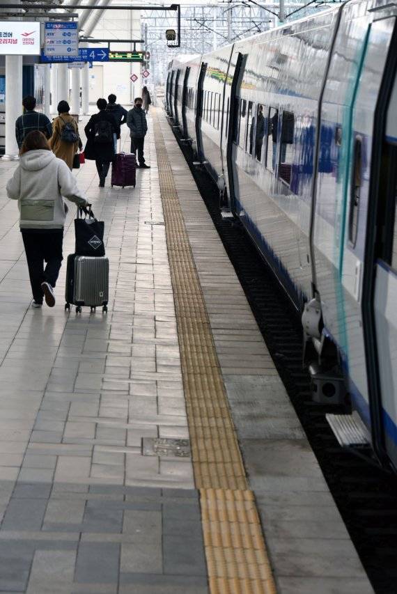 설 연휴를 하루 앞둔 10일 서울역 승강장에서 시민들이 열차에 타기 위해 이동하고 있다. 사진=서동일 기자
