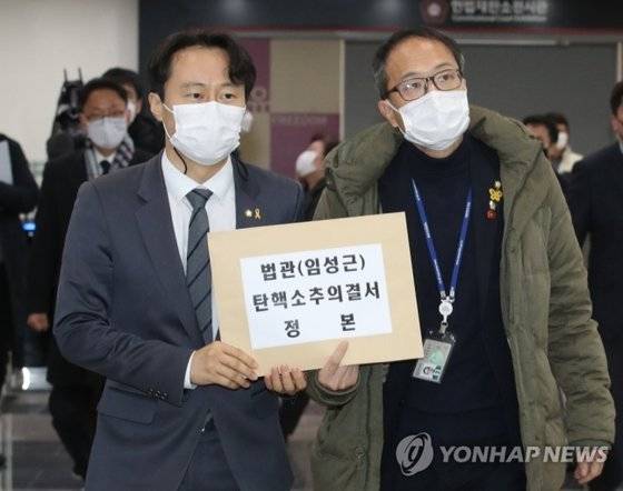 국회 법제사법위원회 더불어민주당 박주민 의원(오른쪽)과 이탄희 의원이 4일 오후 서울 종로구 재동 헌법재판소 별관에서 임성근 판사 탄핵소추 의결서 정본을 제출하기 위해 민원실로 향하고 있다. [연합뉴스]