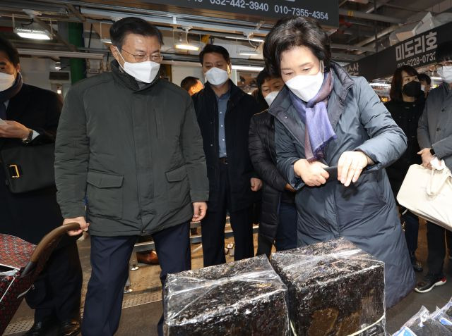 문재인 대통령과 부인 김정숙 여사가 10일 오전 인천시 남동구 소래포구 전통어시장을 방문, 상점에서 김을 구입하고 있다. 연합뉴스