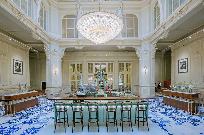 007 카지노로얄의 무대, 체코 카를로비 바리 그란트호텔의 펍. [사진 = 트립닷컴]