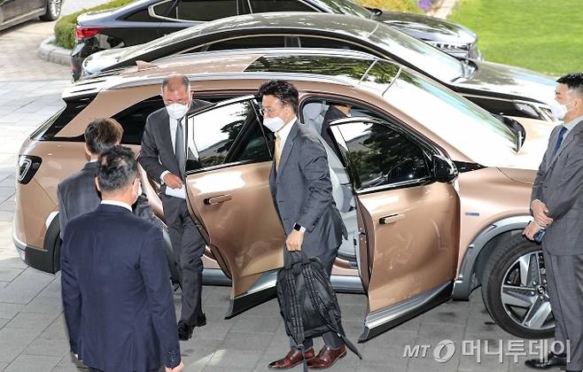 정의선 현대자동차그룹 회장이 지난해 10월 15일 서울 종로구 정부서울청사에서 열린 '제2차 수소경제위원회'에 참석하기 위해 수소전기차를 타고 청사에 도착하고 있다. / 사진=김휘선 기자 hwijpg@