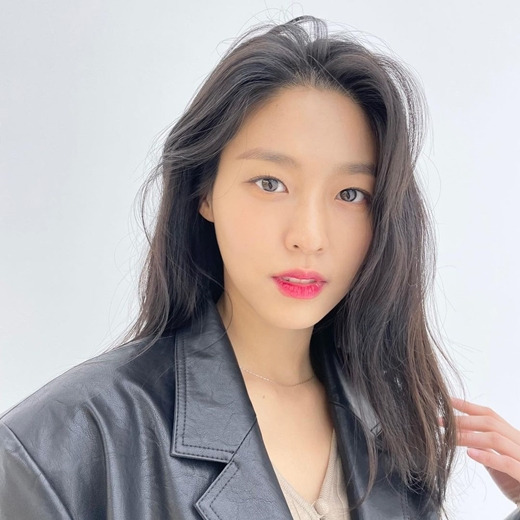 Aoa seolhyun send everyone a pleasant and safe holiday