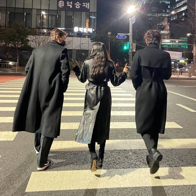 Singer and Actor Rain released a photo with Actors Kim Young Kwang and Lee Sun Bin.On February 10, Rain posted a picture on his instagram with an article entitled Mission Passable 02.17 Opening # Lee Sun Bin # Kim Young Kwang # Seasonal Biseason 02.18.In the photo, Rain boasted a unique visual with a model-like force alongside Kim Young-kwang and Lee Sun-bin.The three all-black look created an extraordinary aura and chic atmosphere.Meanwhile, Kim Young-kwang and Lee Sun-bin will appear in the movie Mission Passable, which will be released on February 17th.Rain released Lets Change With Me on December 31, and presented a previous-class collaboration with Park Jin-young.Rain is appearing in the studio Lulula web entertainment season season.