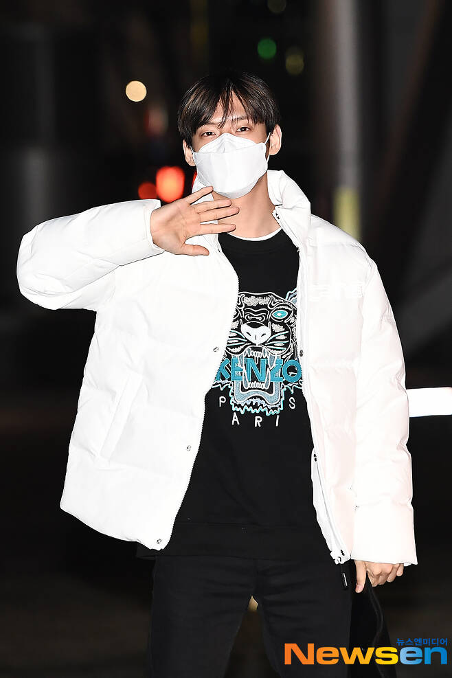 BtoB (BTOB) member Lee Min-hyuk is entering the SBS Power FM Park So Hyuns Love Game radio schedule held at SBS Mok-dong, Yangcheon-gu, Seoul on the afternoon of February 10.