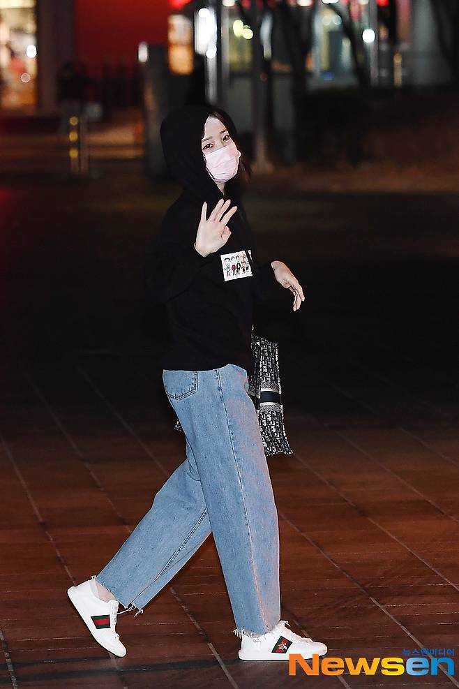 Lovelyz (LOVELYZ) member Yoo Ji-ae is entering the station to attend the SBS Power FM Bae Sung-jaes Ten radio recording schedule held at SBS Mok-dong, Seoul Yangcheon District, on the afternoon of February 10.