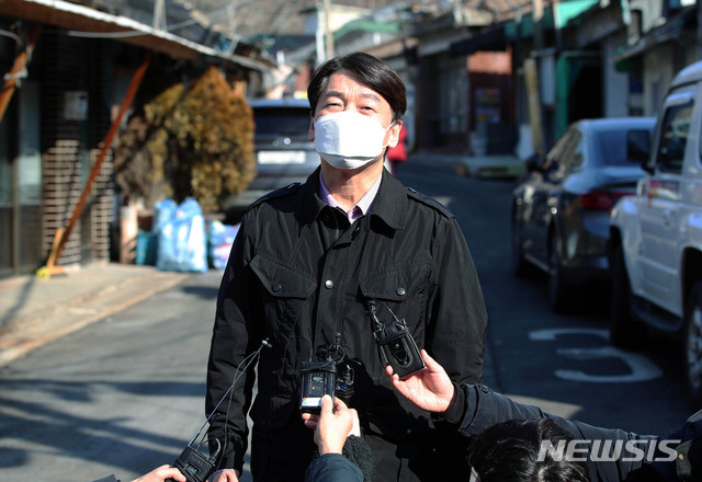 [서울=뉴시스]국회사진기자단 = 국민의당 안철수 대표가  9일 서울 중계동 백사마을 재개발 현장을 방문해 주택 문제 등에 대해 발언하고 있다. 2021.02.09. photo@newsis.com