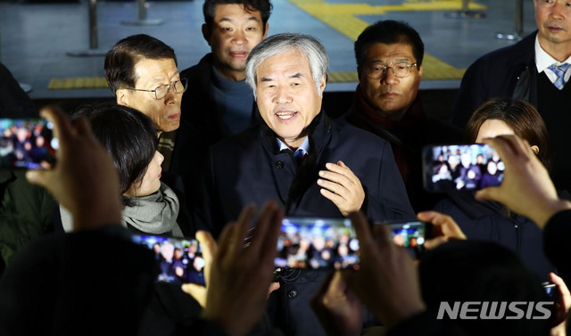 [서울=뉴시스]홍효식 기자 = 전광훈 한국기독교총연합회 대표회장이 지난해 1월2일 오후 서울 종로구 종로경찰서에서 불법집회 주도 혐의 관련 영장이 기각된 뒤 나서며 취재진 질문에 답하고 있다. 2020.01.02. yesphoto@newsis.com