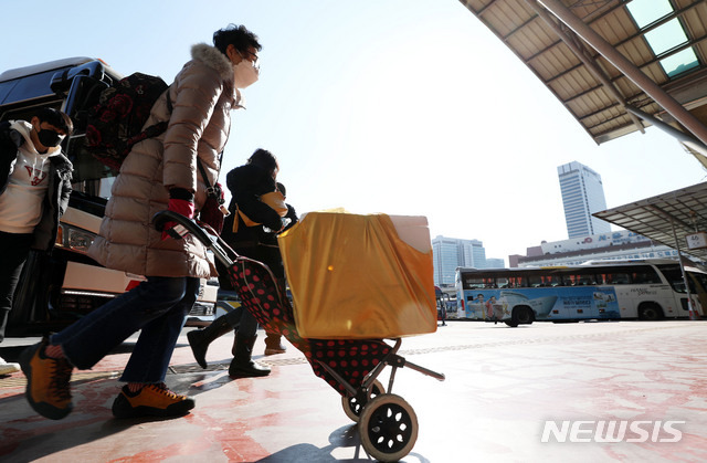 [서울=뉴시스]홍효식 기자 = 설 명절 연휴를 이틀 앞둔 지난 9일 오후 서울 서초구 서울고속버스터미널에서 부산에서 역귀성한 어르신이 하차장을 나서고 있다. 2021.02.09. yesphoto@newsis.com