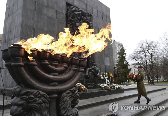 폴란드 바르샤바의 홀로코스트 희생자 추모비[AP=연합뉴스]