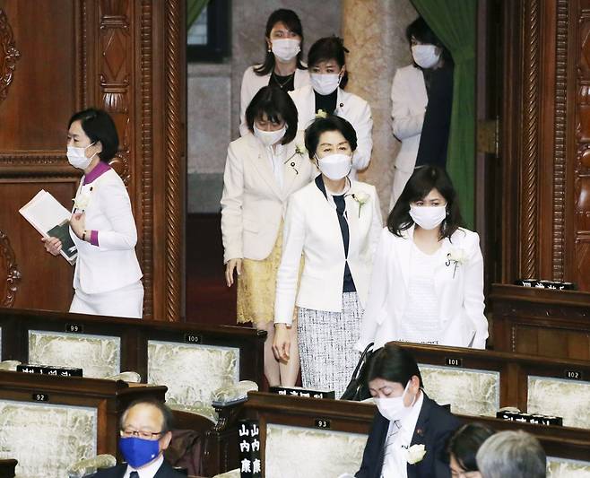 여성 멸시 모리 발언에…"일본 사회 본심 나왔다" 지적도 (도쿄 교도=연합뉴스) 입헌민주당, 공산당 등 일본 야당 소속 여성 의원들이 9일 열린 중의원(하원) 본회의에 모리 요시로 도쿄 올림픽·패럴림픽 조직위원회 회장의 성 차별 발언에 항의하는 뜻으로 흰옷을 입고 입장하고 있다.  2021.2