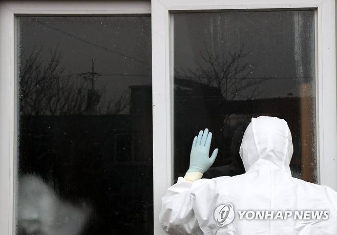 문 좀 열어주세요 지난달 26일 강원 홍천군의 한 교회에서 방역당국 관계자가 코로나19 집단 감염과 관련해 시설 조사를 하고자 문을 두드리는 모습. [연합뉴스 자료사진]