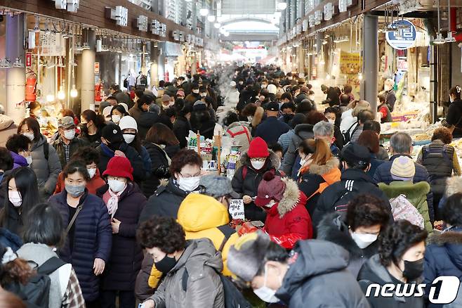 서울 동대문구 청량리 청과물시장이 설 제수 용품을 구입하러 나온 시민들로 북적이고 있다.© News1 민경석 기자