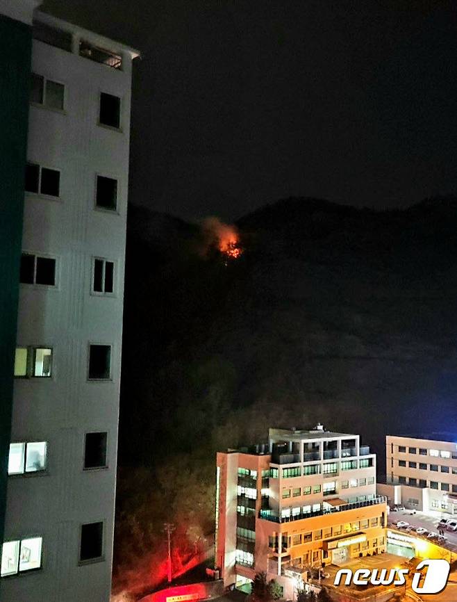 11일 오후 9시20분쯤 전남 광양시 가야산에서 다시 불길이 피어올라 진화차량이 출동하고 있다.(독자 제공)2021.2.11/뉴스1 © News1 지정운 기자