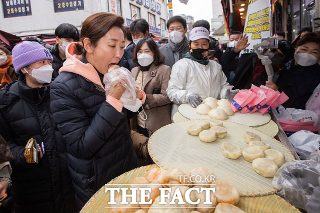 시장에서 만두 맛보는 나경원 예비후보.