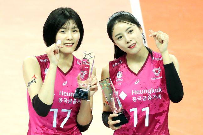 1월 26일 인천 계양구 계양체육관에서 열린 프로배구 V리그 여자부 흥국생명과 GS칼텍스의 경기, 프로배구 올스타 팬 투표로 올스타에 선정된 흥국생명 이재영(왼쪽)과 이다영이 경기 전 시상식에서 트로피를 들고 기념 촬영을 하고 있다. ⓒ뉴시스