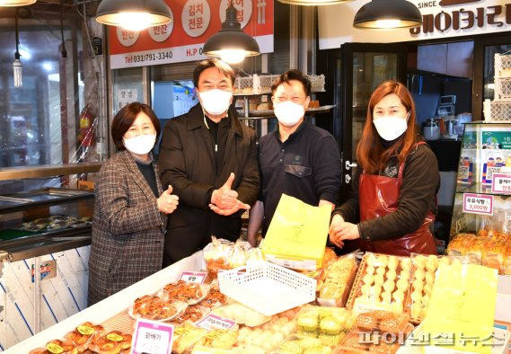 김상호 하남시장 부부 10일 설 명절 맞아 전통시장 방문. 사진제공=하남시