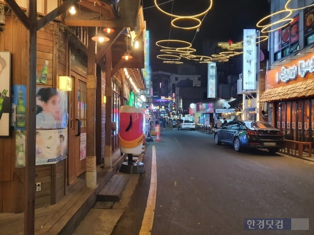 10일 오후 8시 경기도 평택역 인근 번화가의 모습. 골목 곳곳이 비어있다. 사람들의  지난 8일부터 비수도권에 한해 영업시간 제한이 오후 9시에서 10시로 연장되면서, 수도권에서 비수도권으로 사람이 빠져나가는 현상이 나타나고 있다. 사진=김수현 한경닷컴 기자