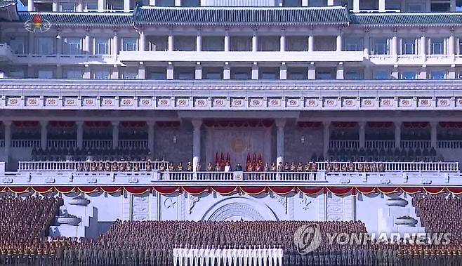 김정은, 열병식 참가자들과 김일성광장서 기념사진 김정은 북한 국무위원장이 지난달 16일 제8차 당대회 기념 열병식 참가자들과 김일성광장에서 기념사진을 촬영했다고 17일 조선중앙TV가 전했다. [조선중앙TV 화면 캡처] [국내에서만 사용가능. 재배포 금지. For Use Only in the Republic of Korea. No Redistribution]