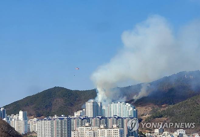 광양 가야산에서 불 (광양=연합뉴스) 10일 오후 전남 광양시 마동 가야산에서 산불이 발생해 연기가 솟구치고 있다. 2021.2.10 [독자 제공.재판매 및 DB금지] photo@yna.co.kr