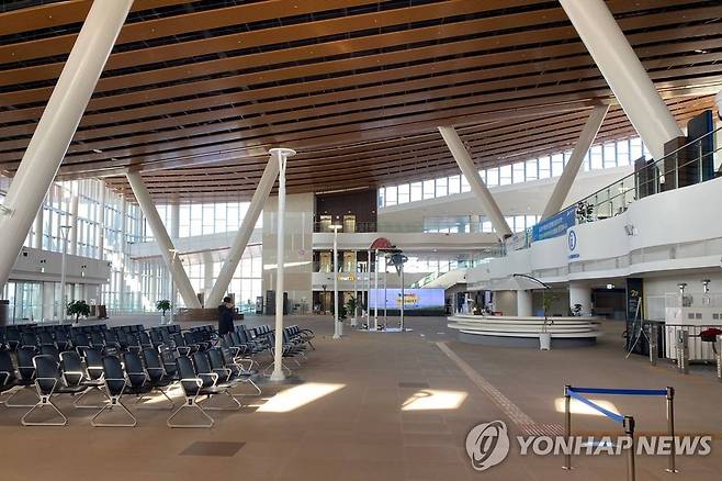 인적 끊긴 인천항 국제여객터미널 내부 모습 [촬영 신민재]