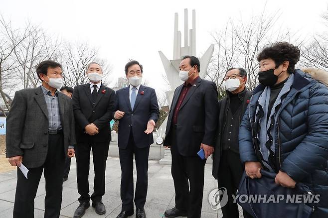 유족과 대화 나누는 이 대표 (순천=연합뉴스) 형민우 기자 = 전남을 방문한 더불어민주당 이낙연 대표(왼쪽 세 번째)가 11일 오후 순천시 덕연동 여순항쟁위령탑 앞에서 유족들과 대화를 나누고 있다. 2021.2.11 minu21@yna.co.kr