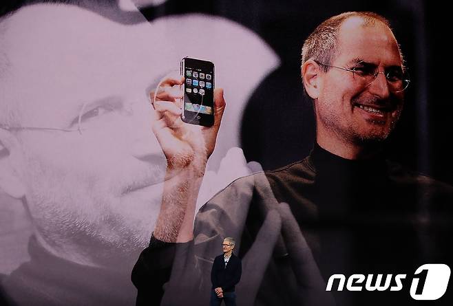 12일(현지시간) 팀 쿡 애플 최고경영자(CEO)가 애플 아이폰 X 등 신제품 발표에 앞서 고 스티브 잡스 전 애플 CEO 영상을 배경으로 인사말을 건네고 있다.© AFP=뉴스1 © News1 김정한 기자