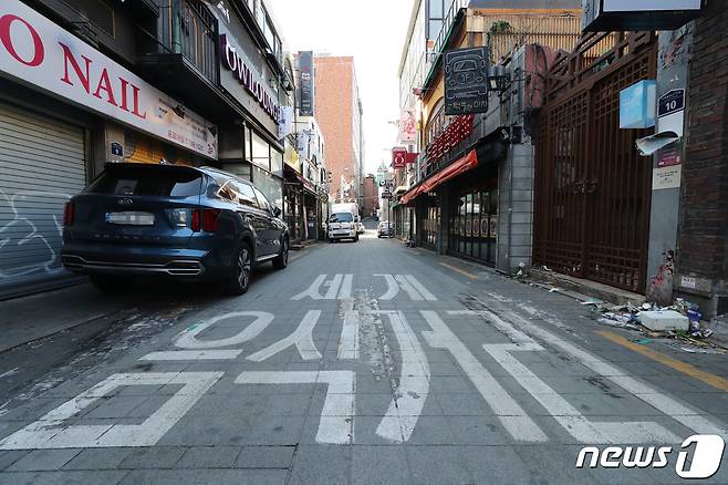 서울 용산구 이태원 세계음식거리가 한산한 모습을 보이고 있다./뉴스1 © News1 박세연 기자