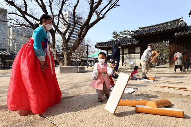 12일 오후 서울 운현궁에서 한 가족이 즐거운 시간을 보내고 있다. /연합뉴스