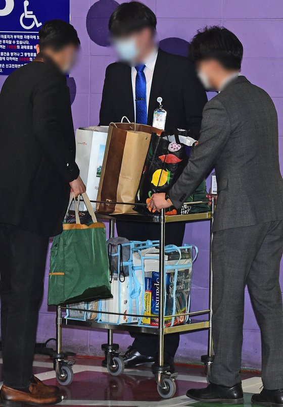 법무부 관계자들이 박 전 대통령의 소지품을 차량에 옮기고 있다. 뉴스1