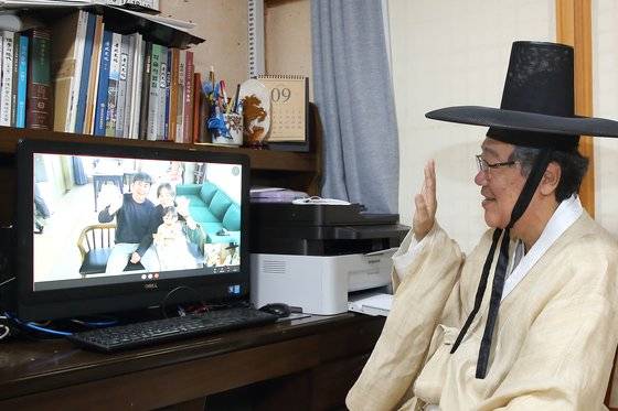 석담(石潭) 이윤우(李潤雨) 선생의 16대 종손인 이병구씨가 추석명절을 삼일 앞두고 컴퓨터를 이용해 인천에 살고 있는 작은 딸 이보배씨와 사위 김민재씨에게 코로나19 예방을 위해 추석에 내려오지 말 것을 당부하고 있다. 칠곡군