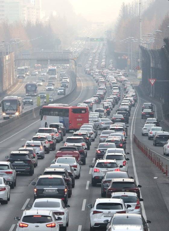 설날인 12일 서울 서초구 잠원IC 부근 경부고속도로 하행선이 차량들로 정체현상을 보이고 있다. 뉴스1