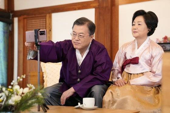 문재인 대통령과 김정숙 여사가 설 명절을 맞아 청와대 상춘재에서 영상을 통해 국민께 새해 인사를 전하고 있다. 청와대 제공