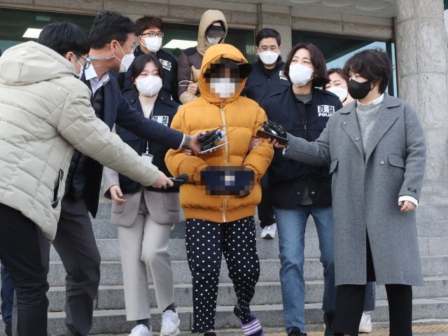 12일 오전 전북 전주시 덕진구 덕진경찰서에서 생후 2주된 아들을 때려 숨지게 한 부모가 말 없이 호송차로 이동하고 있다. 연합뉴스