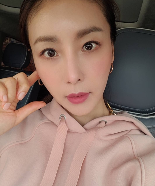 Actor Han Eun-jung delivers New Years greetingsHan Eun-jung posted a selfie on his 12th day in his instagram saying, Hello for a long time ~ How are everyone doing? Happy New Year.The photo shows Han Eun-jung in a pink hoodie, staring at the front of the camera and showing off her beautiful looks.It is Han Eun-jung who reveals outstanding beautiful looks without any angle.Meanwhile, Han Eun-jung married a businessman who was one year old in January last year and is actively engaged.