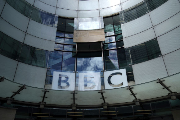 중국 정부가 12일 0시를 기해 자국 내 방영을 일년 동안 금지하기로 한 BBC 월드뉴스를 제작하는 런던의 BBC 본사 건물의 지난해 7월 2일 모습.EPA 자료사진 연합뉴스
