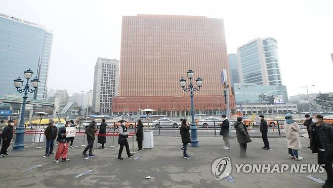 설 연휴 첫날, 신규확진자 다시 500명대로 11일 오전 서울역광장에 설치된 임시선별검사소에서 시민들이 검사를 위해 대기하고 있다. 2021.2.11 [연합뉴스 자료사진]