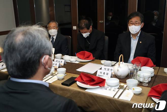 박양우 문화체육관광부 장관이 16일 서울 용산구 한 식당에서 한국기독교교회협의회 소속 주요 교단장과 간담회를 갖고 코로나19 관련 교회 방역대책 강화에 대한 교계의 의견을 청취하고 이해와 협조를 구하고 있다. (문화체육관광부 제공) 2020.7.16/뉴스1