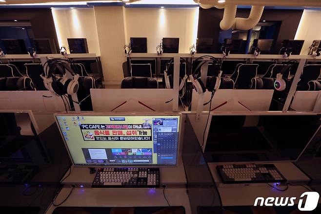 7일 오후 서울 강서구의 한 PC방에서 영업시간제한 조치에 항의하며 영업을 하지않지만 가게의 불을 켜놓는 점등시위가 진행되고 있다. 2021.2.7/뉴스1 © News1 이승배 기자