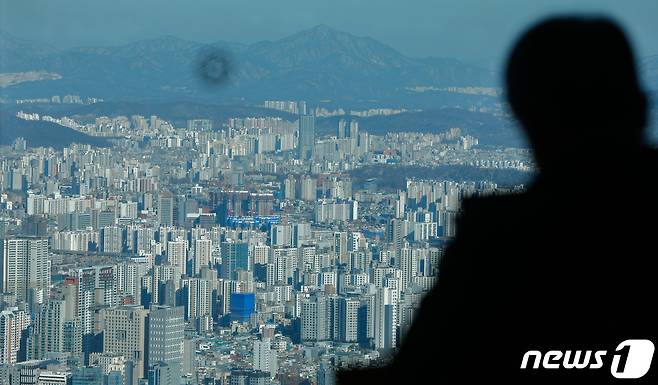 4일 서울 중구 남산서울타워에서 바라 본 도심 아파트 일대. 2021.2.4/뉴스1 © News1 안은나 기자