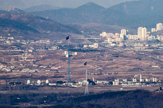 지난 8일 경기도 파주시 접경지역에서 바라본 서부전선 비무장지대(DMZ)에서 남한 대성동 마을의 태극기와 북한 기정동 마을의 인공기가 펄럭이고 있다. 정부는 북한의 4차 핵실험과 장거리 로켓 발사에 대응해 2016년 2월 10일 개성공단 가동을 전면 중단한다고 발표했다. 이에 북한이 공단 폐쇄와 남측 자산 동결, 남측 인원 추방으로 응수하면서, 개성공단은 현재까지 가동이 중단된 상태다.  /연합뉴스