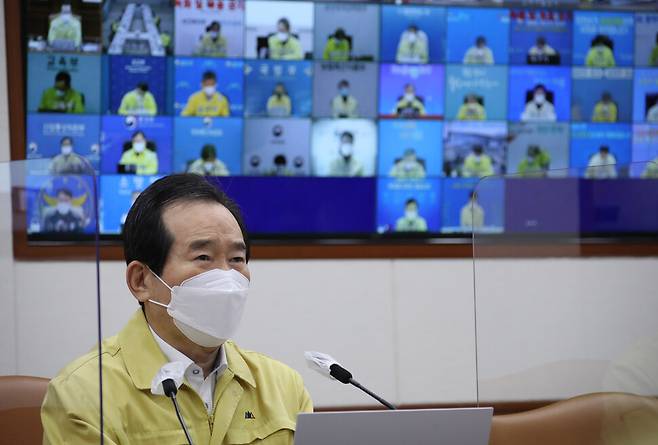 정세균 국무총리가 휴일인 13일 오전 정부서울청사에서 열린 신종 코로나바이러스 감염증(코로나19) 대응 중앙재난안전대책본부(중대본) 회의를 주재하며 발언하고 있다. 연합뉴스