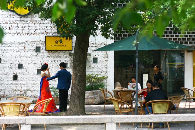 쑤저우 평강가에서 신랑신부가 웨딩 사진을 찍고 있다. ⓒ최종명