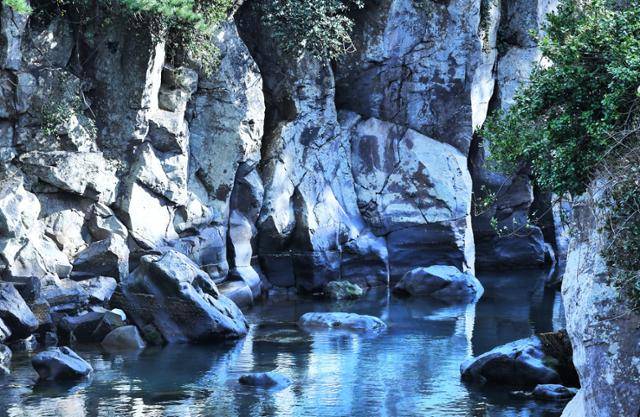 아름다운 물색과 기암괴석이 숨겨져 있는 제주 용연
